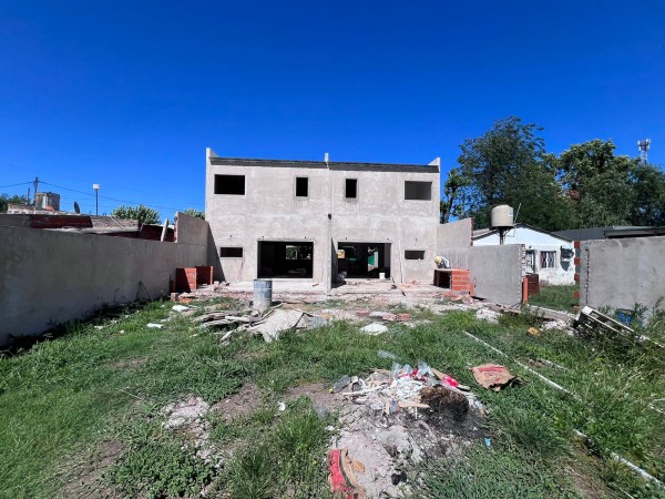 VENTA DUPLEX DE DOS DORMITORIOS CON GALERIA Y JARDIN EN MANZANARES - PILAR