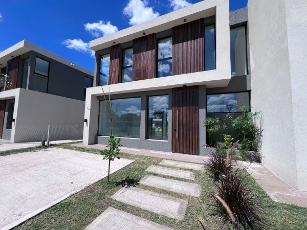 VENTA casa tipo duplex de tres domitorios galeria y jardin en Barrio Privado El Aljibe de Manzanares