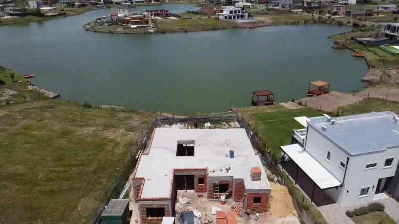 Venta casa a la laguna en San Sebastian - Pilar