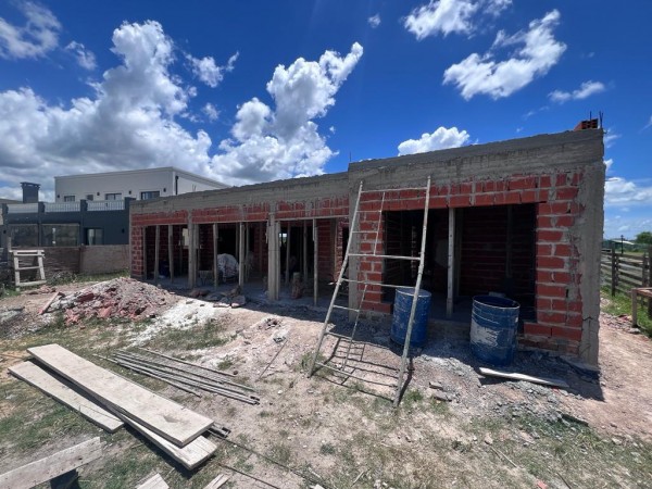 Venta casa a la laguna en San Sebastian - Pilar