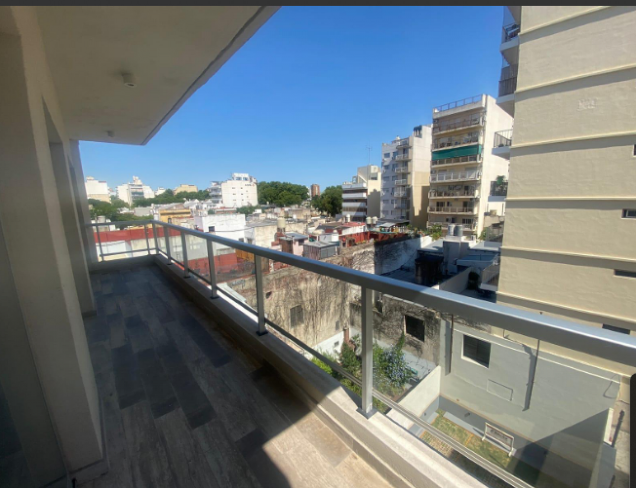 Apto Credito Venta de Departamento de Tres Ambientes con Balcon en Almagro