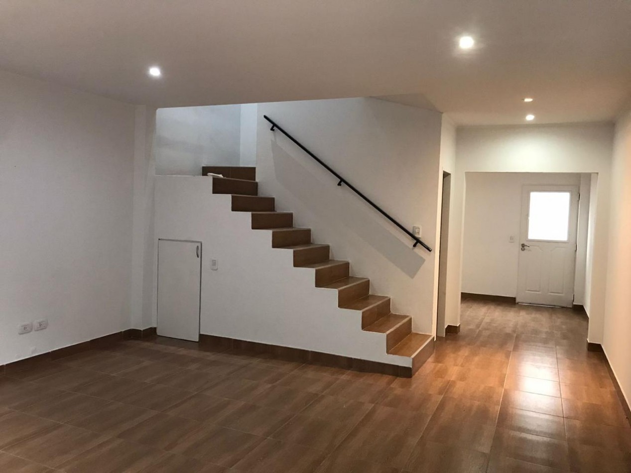 Casa Tipo Duplex en Alquiler en Barrio de Vicenzo Chico Sin Expensas