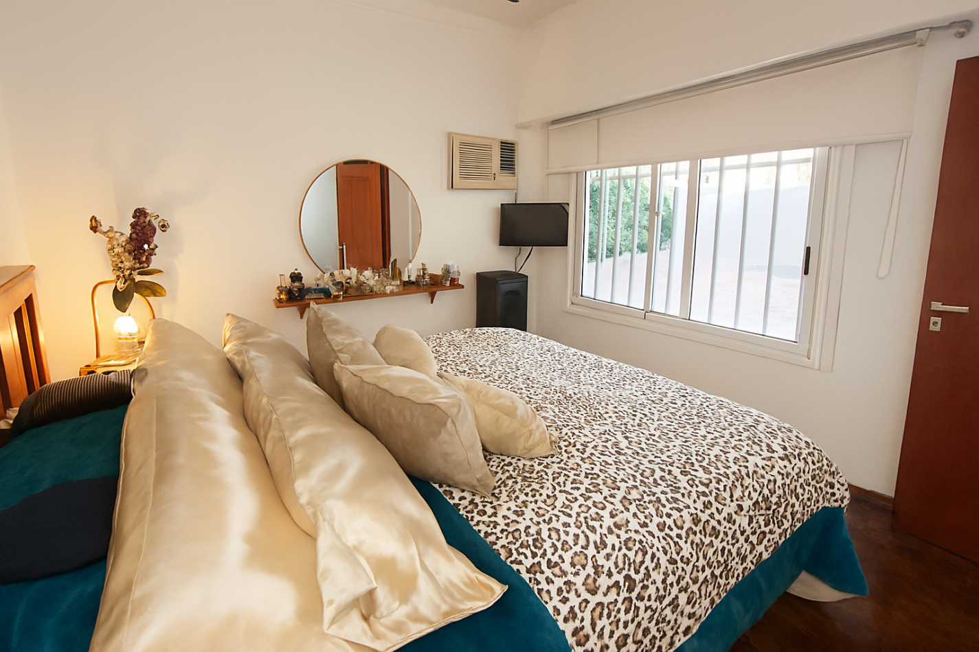Apto Credito Casa Tres Dorm., Jardin, Quincho y Pileta en Ballester