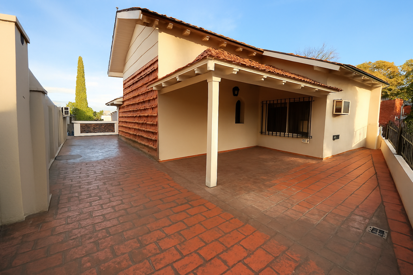 Apto Credito Casa Tres Dorm., Jardin, Quincho y Pileta en Ballester