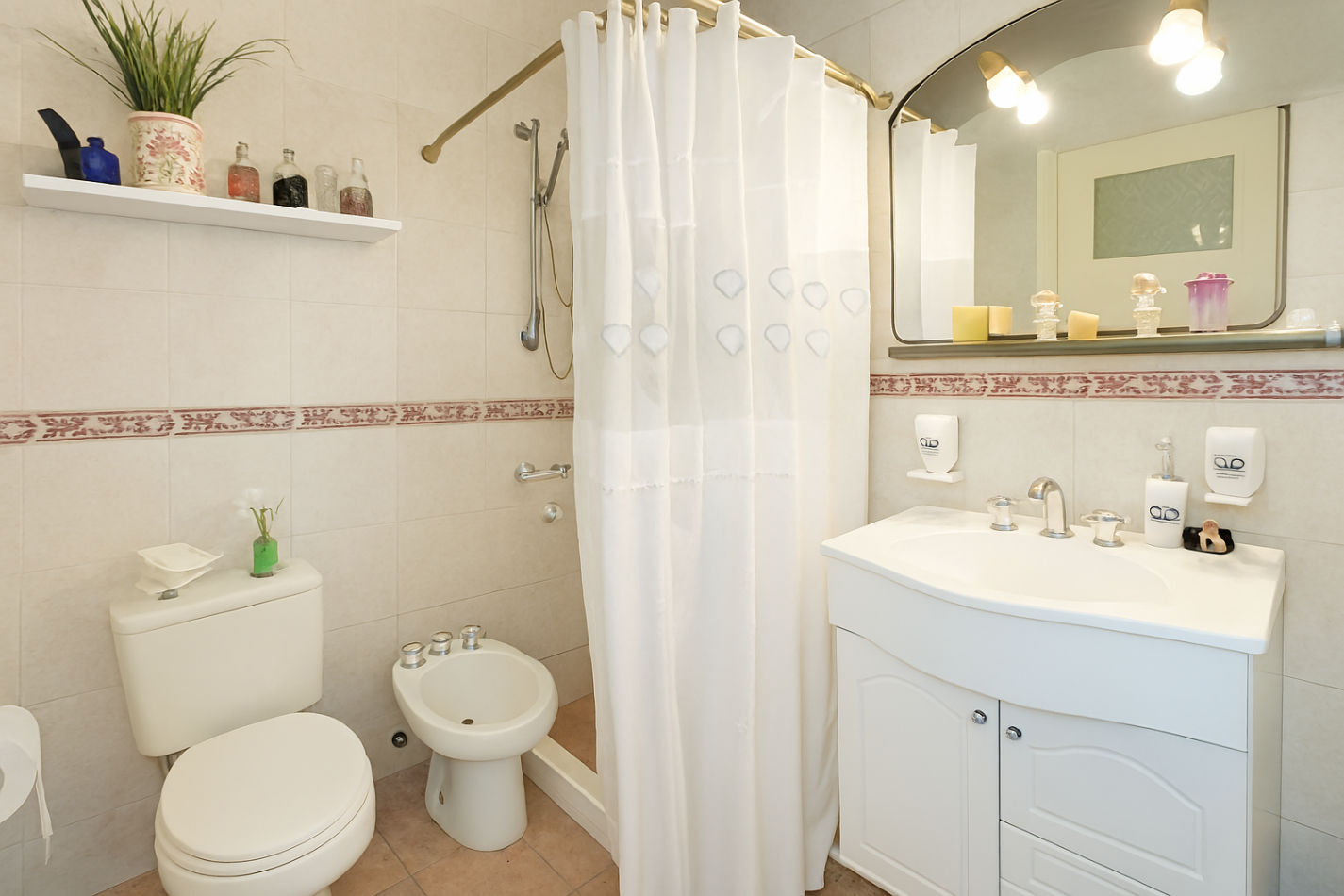 Apto Credito Casa Tres Dorm., Jardin, Quincho y Pileta en Ballester