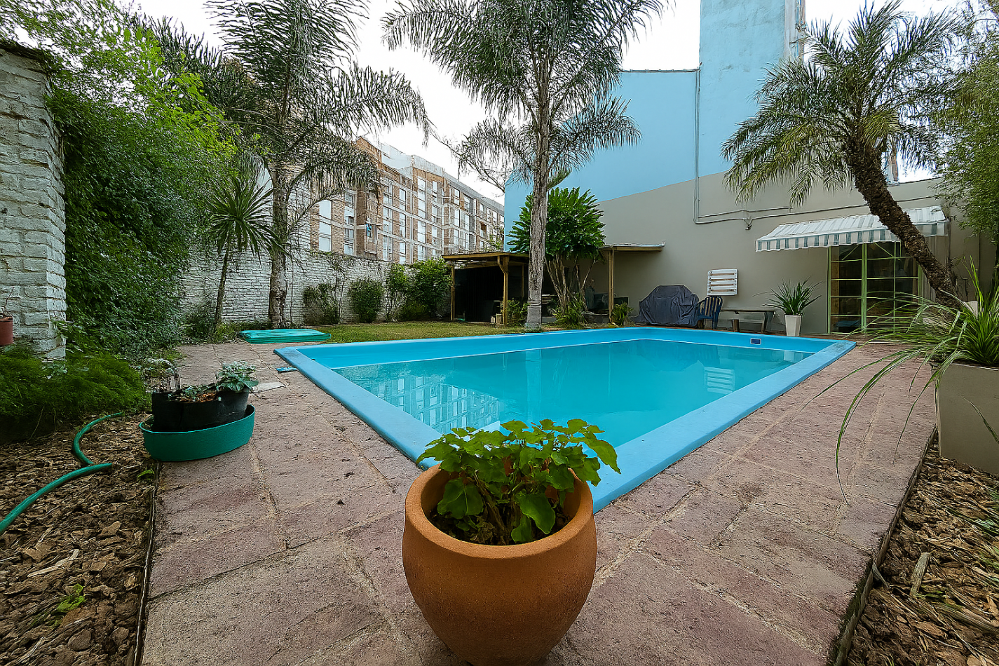 Apto Credito Casa Tres Dorm., Jardin, Quincho y Pileta en Ballester