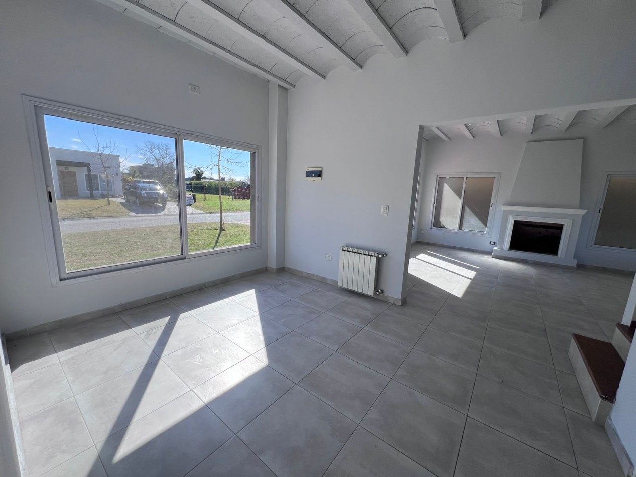 VENTA casa de tres dormitorios con pileta en San Ramiro Pilar del ESte
