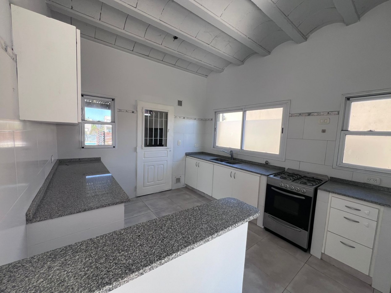 VENTA casa de tres dormitorios con pileta en San Ramiro Pilar del ESte