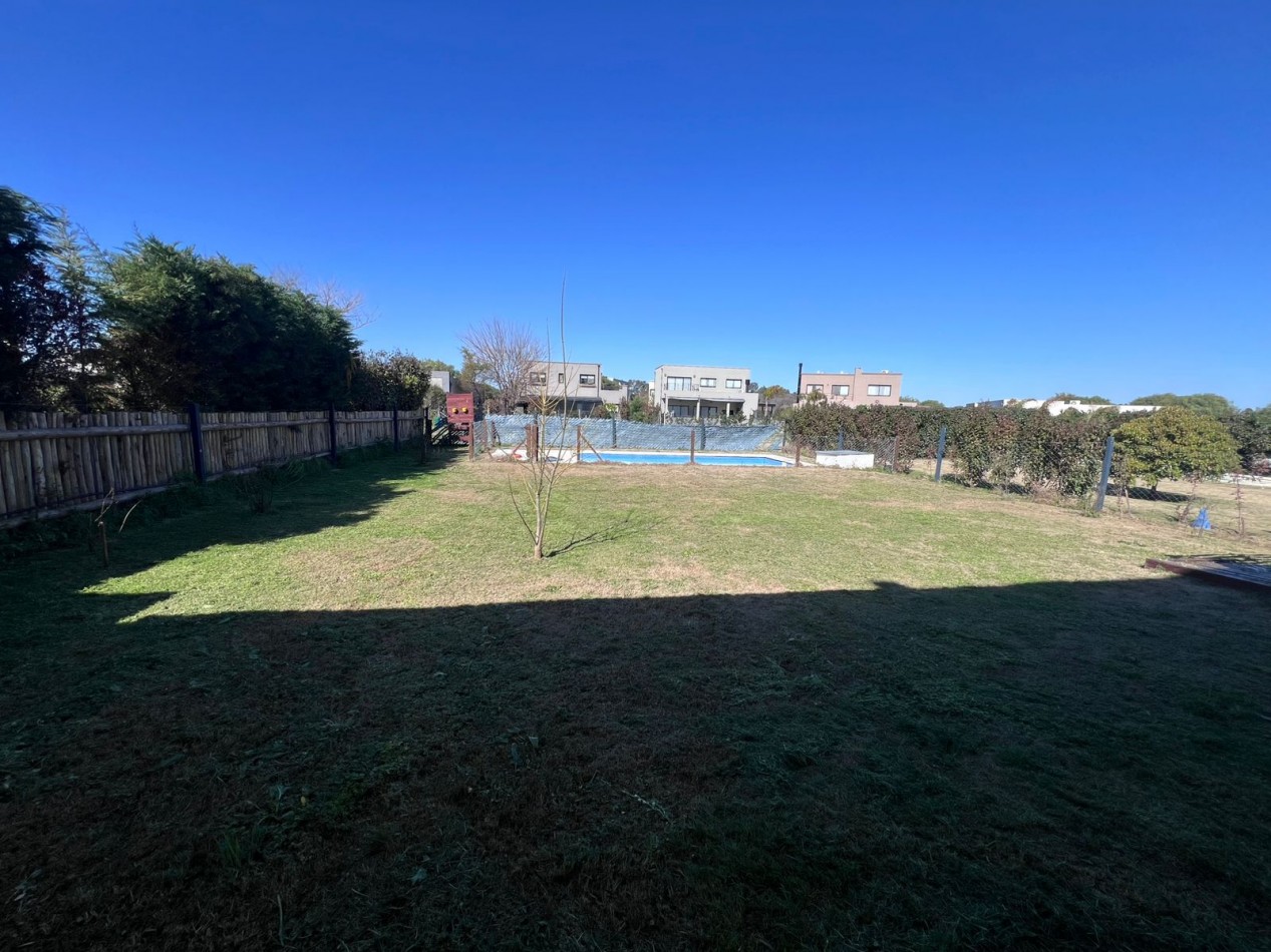 VENTA casa de tres dormitorios con pileta en San Ramiro Pilar del ESte