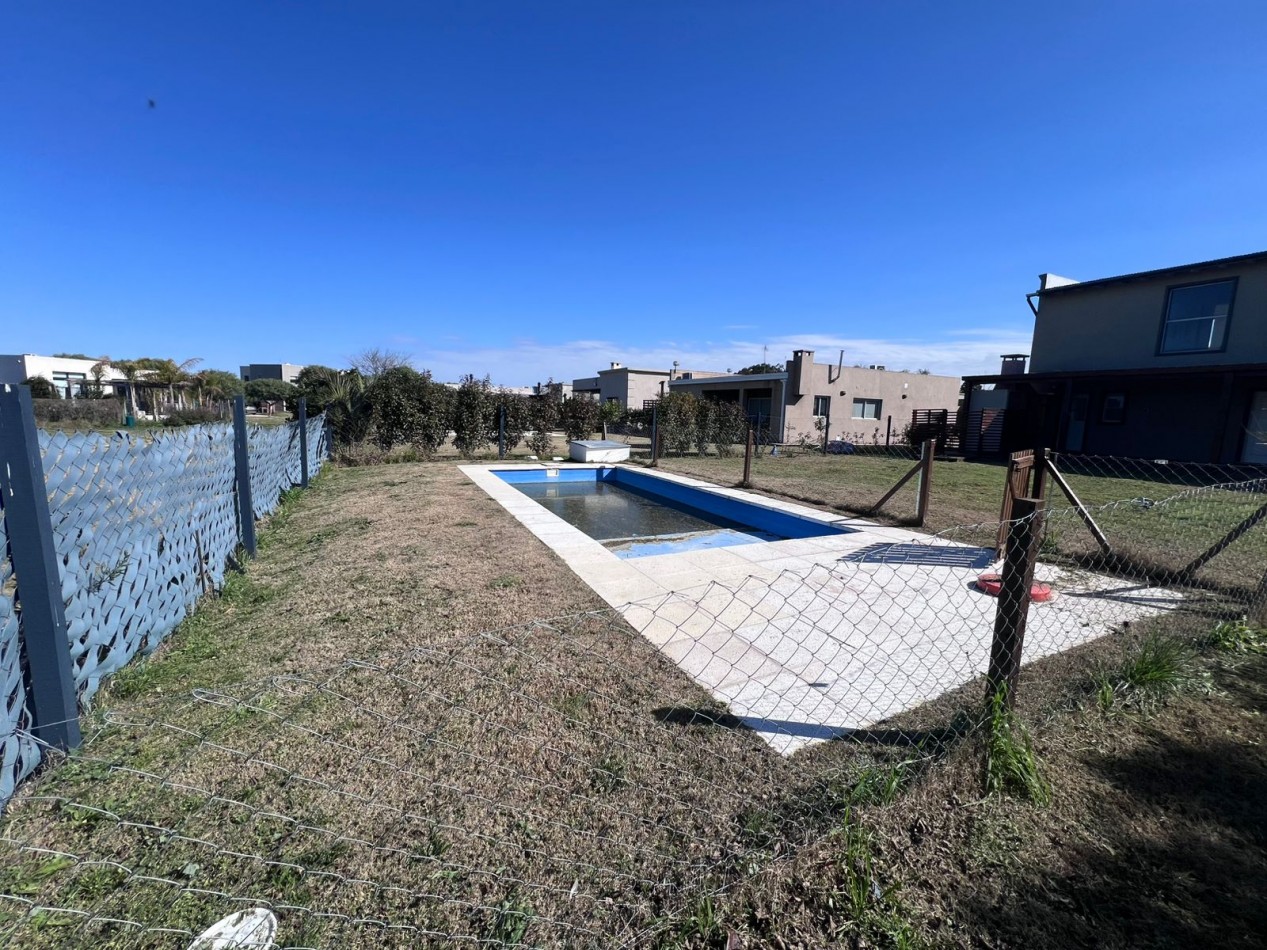 VENTA casa de tres dormitorios con pileta en San Ramiro Pilar del ESte