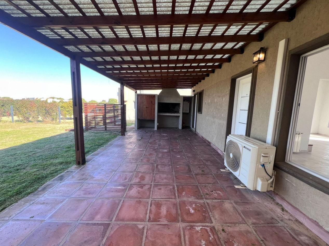 VENTA casa de tres dormitorios con pileta en San Ramiro Pilar del ESte
