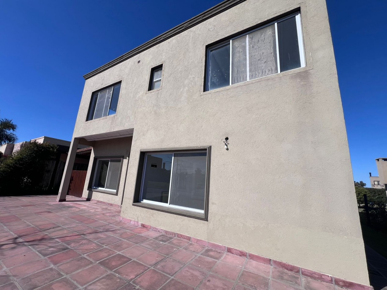 VENTA casa de tres dormitorios con pileta en San Ramiro Pilar del ESte