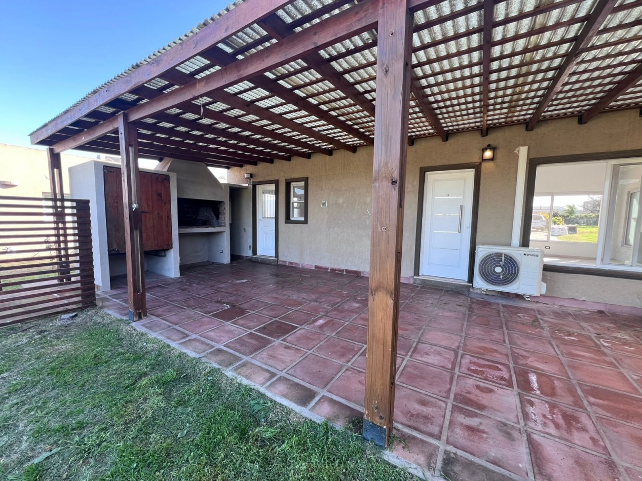VENTA casa de tres dormitorios con pileta en San Ramiro Pilar del ESte