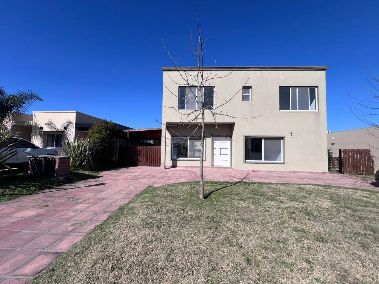 VENTA casa de tres dormitorios con pileta en San Ramiro Pilar del ESte