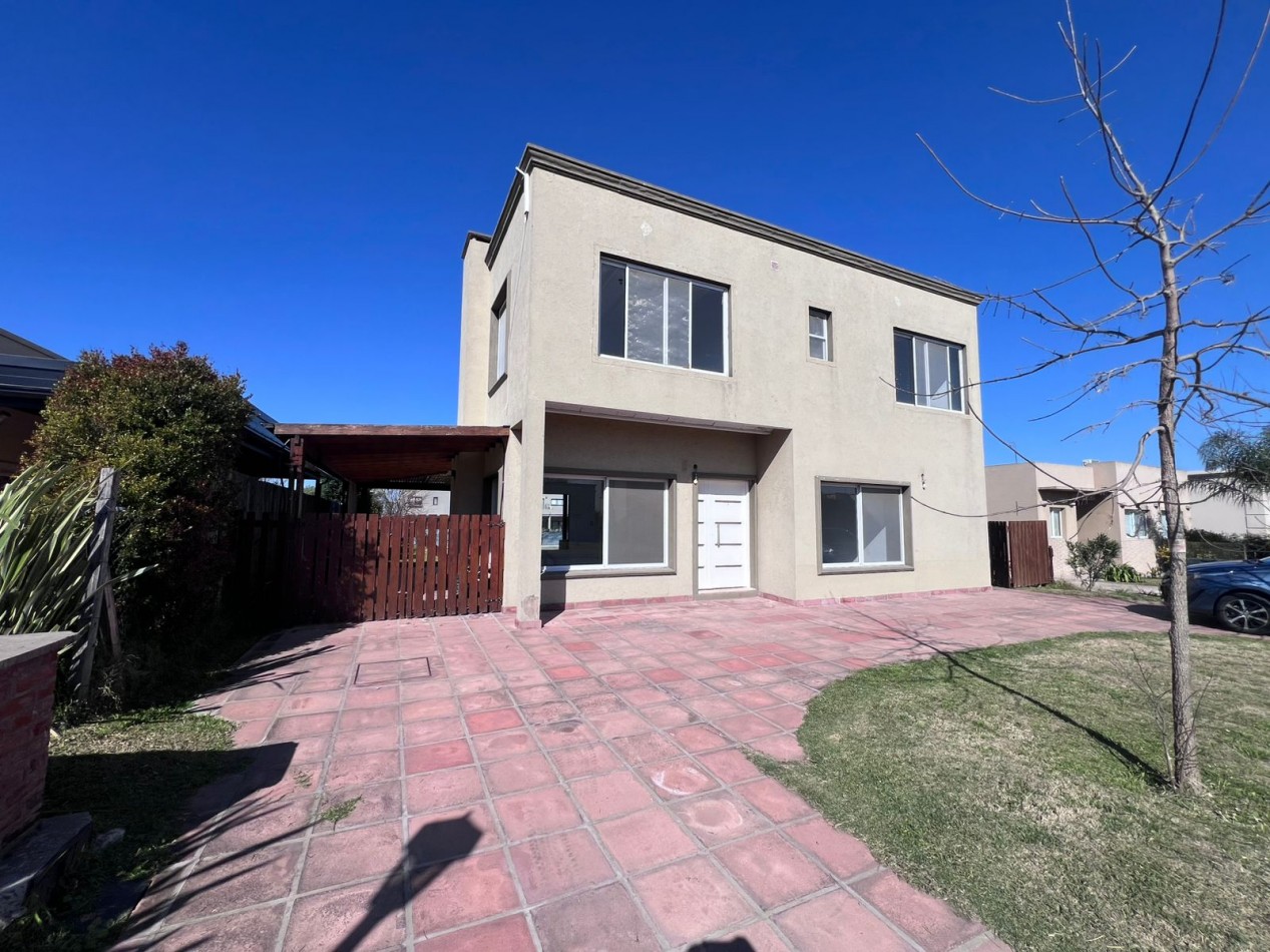 VENTA casa de tres dormitorios con pileta en San Ramiro Pilar del ESte