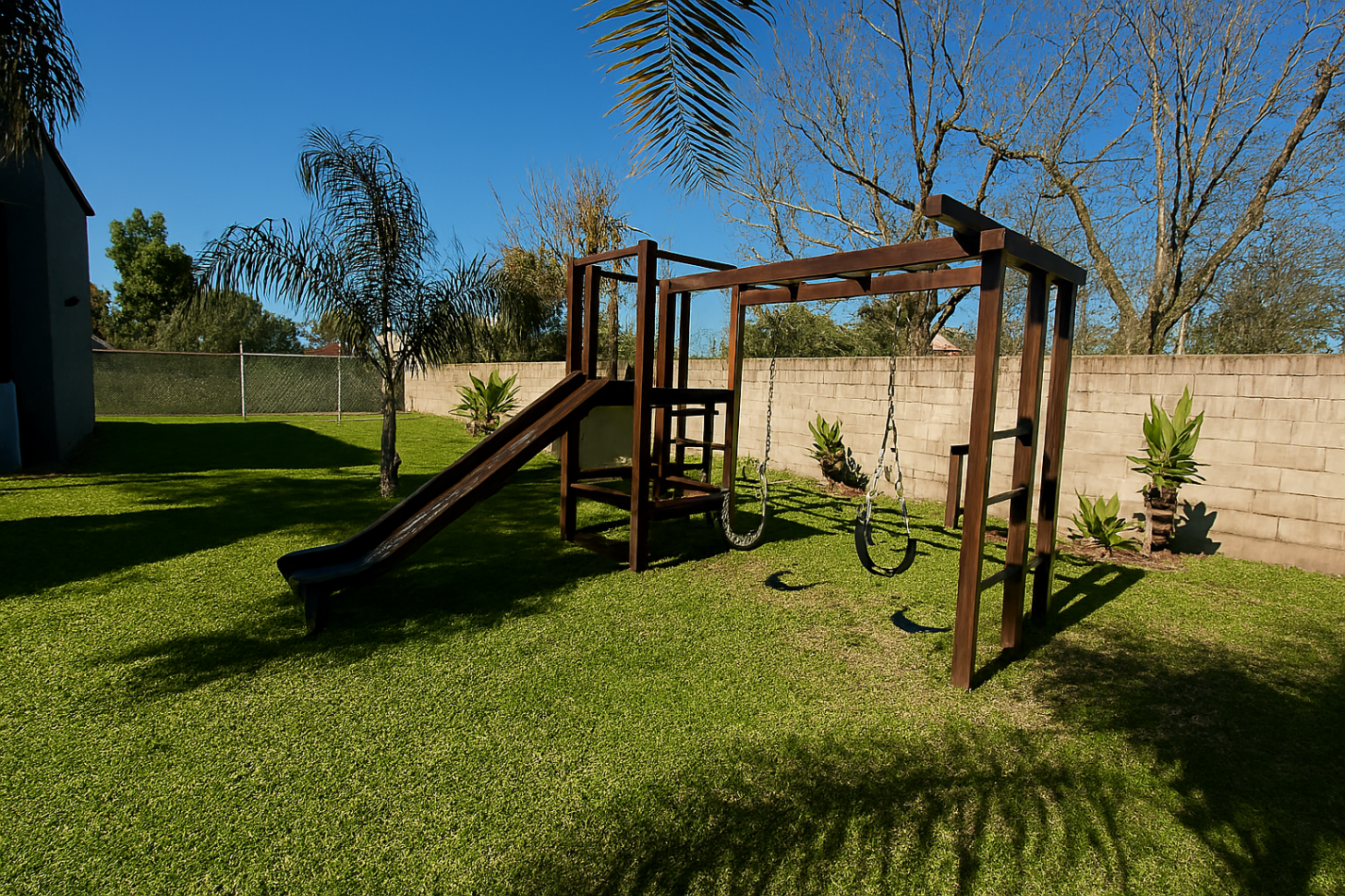 ALQUILER casa tres dormitorios jardin, pileta, cochera cubierta en Pacheco