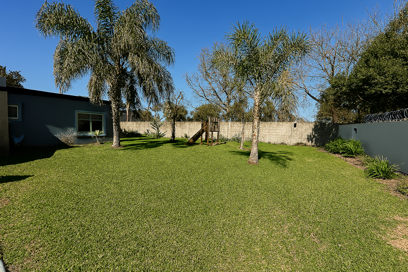 ALQUILER casa tres dormitorios jardin, pileta, cochera cubierta en Pacheco