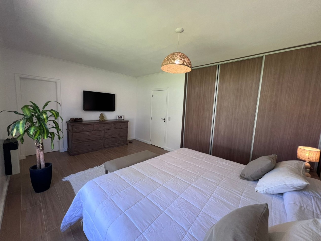 ALQUILER casa tres dormitorios jardin, pileta, cochera cubierta en Pacheco