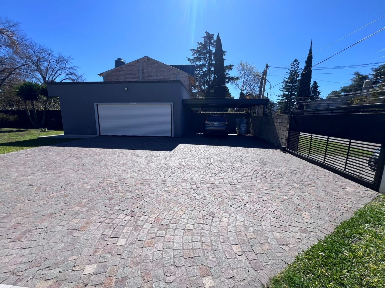 APTO CREDITO VENTA casa tres dormitorios jardin, pileta, cochera cubierta en Pacheco