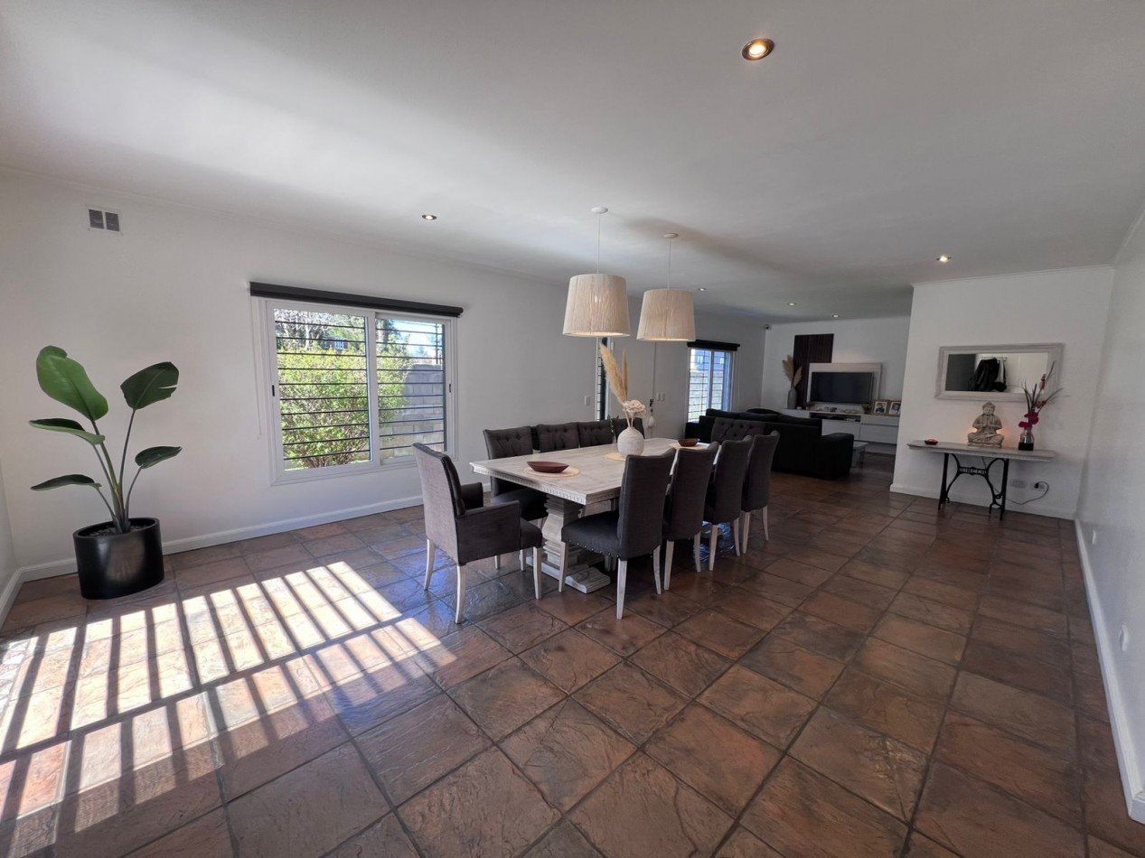 APTO CREDITO VENTA casa tres dormitorios jardin, pileta, cochera cubierta en Pacheco