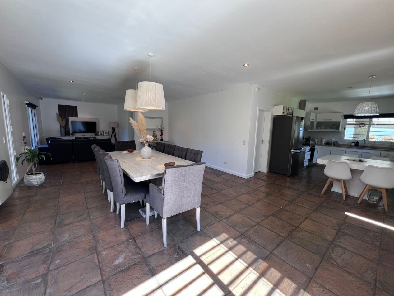 APTO CREDITO VENTA casa tres dormitorios jardin, pileta, cochera cubierta en Pacheco