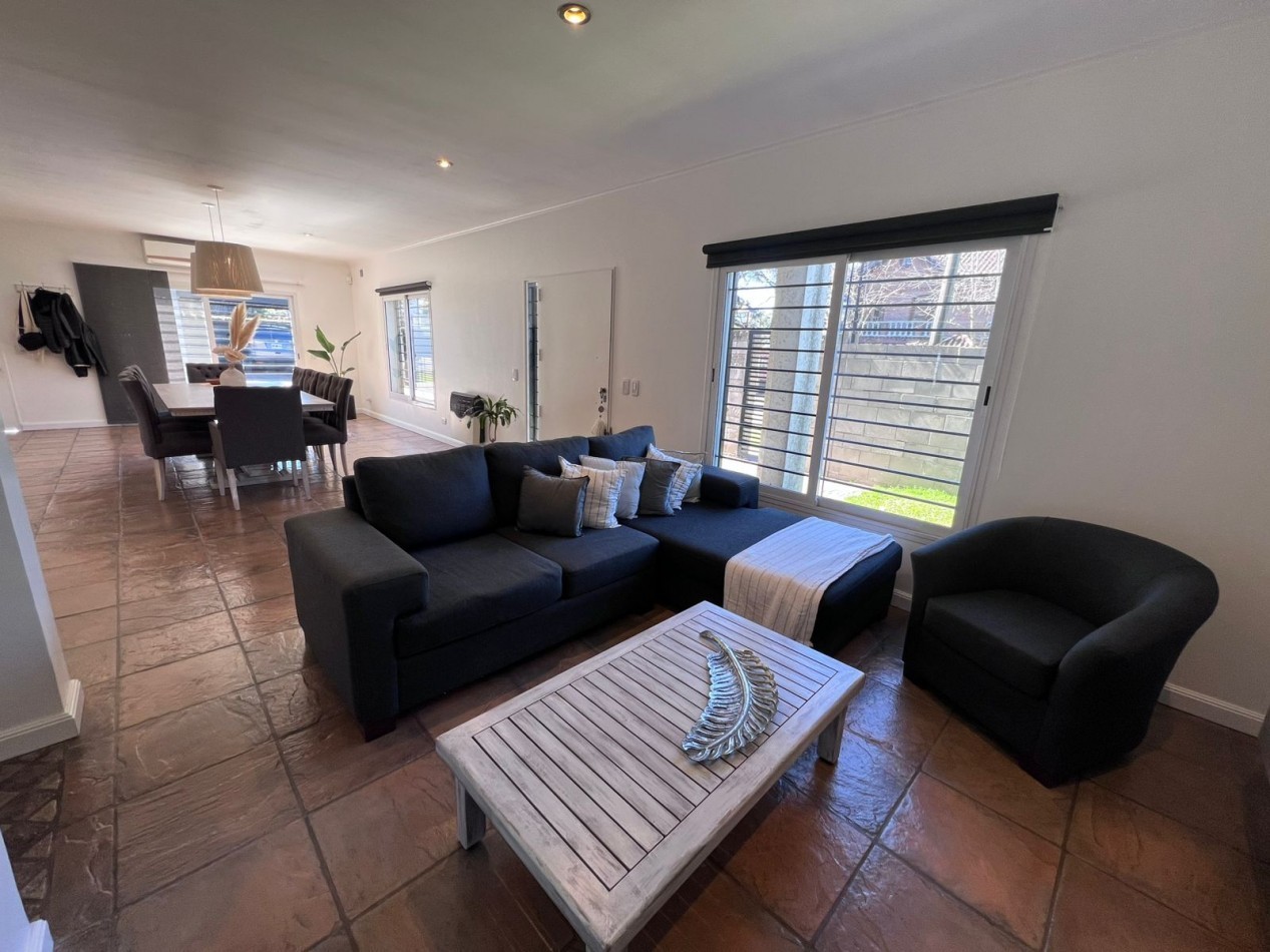 APTO CREDITO VENTA casa tres dormitorios jardin, pileta, cochera cubierta en Pacheco