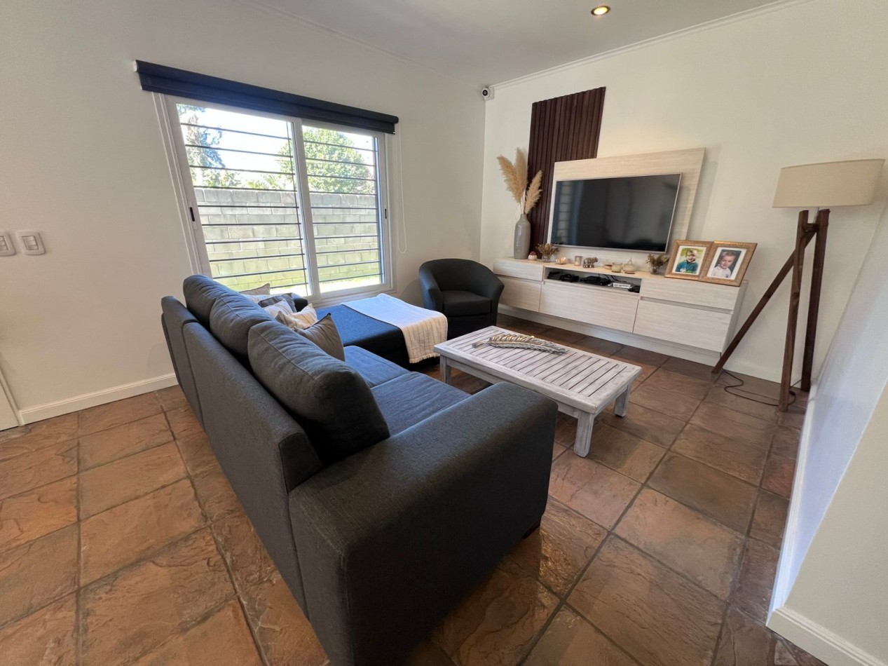 APTO CREDITO VENTA casa tres dormitorios jardin, pileta, cochera cubierta en Pacheco
